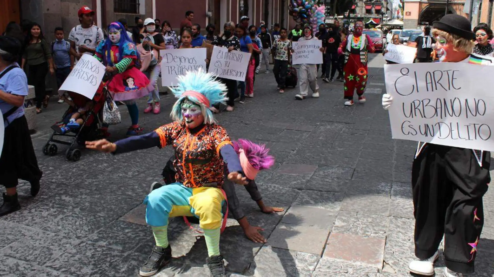 Con pancartas en mano un grupo de payasos se manifestaron para exigir que se les permita trabajar